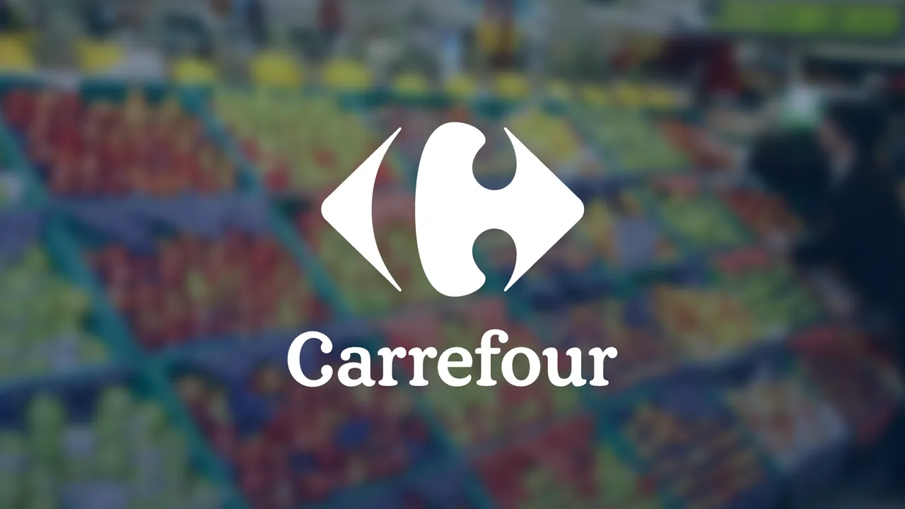 Logotipo do Carrefour sobre uma gôndola de frutas desfocada