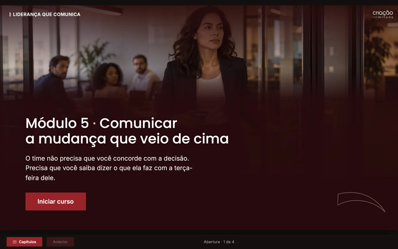 Tela de abertura de um módulo de curso online, com foto de uma reunião ao fundo, o título do módulo e o botão de iniciar.