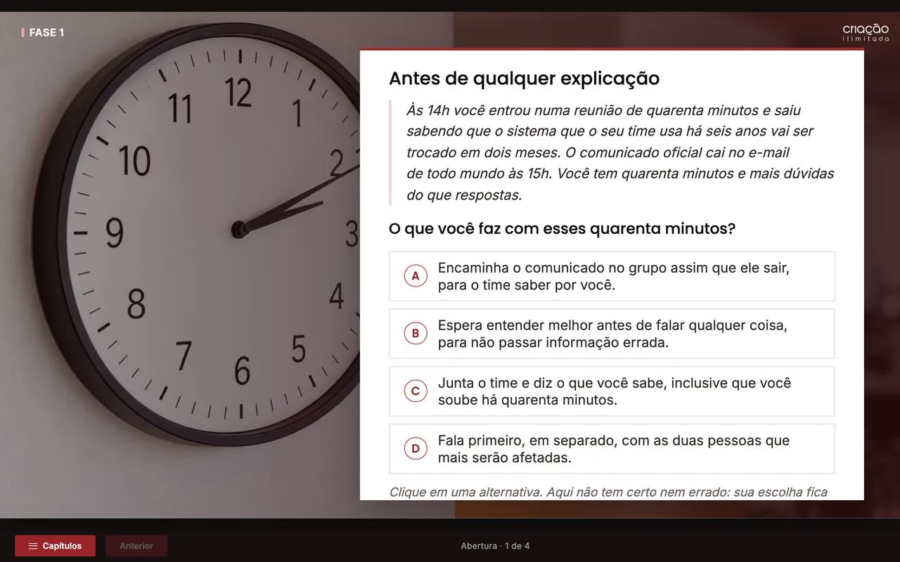 Tela de enquete de um curso online: foto de um relógio de parede ao fundo e, à direita, a situação com quatro alternativas de resposta.